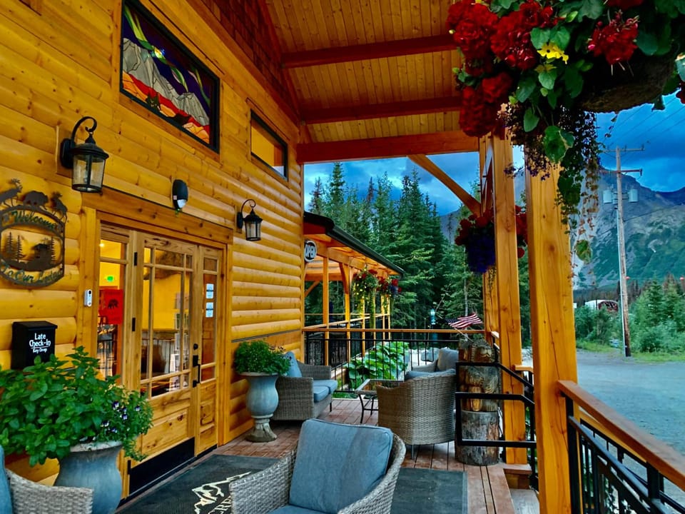McKinley Creekside Cabins Lodge in McKinley Park
