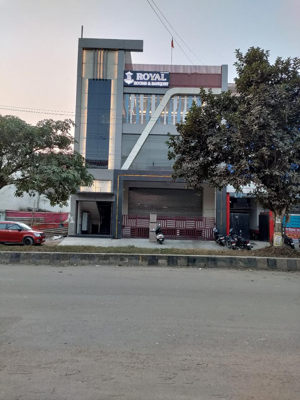 Royal Rooms and Banquet Hotel in Lucknow