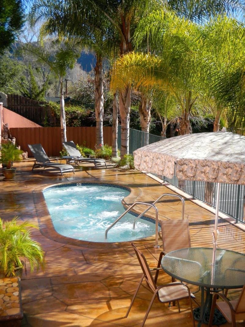 Oakridge Inn Hotel in Oak View