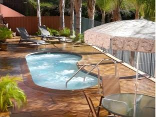 Oakridge Inn Hotel in Oak View