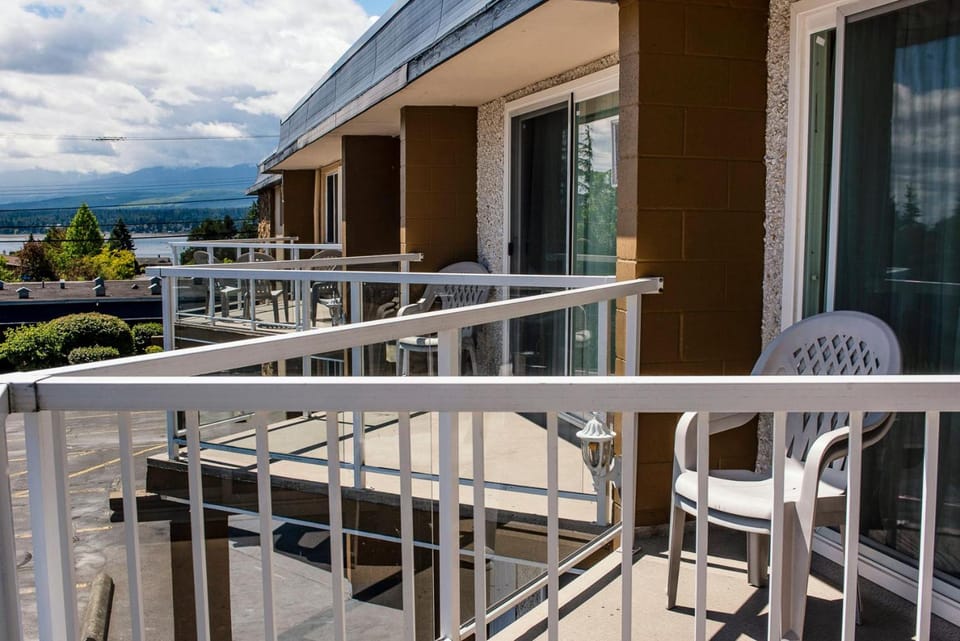 Port Augusta Inn Hotel in Courtenay