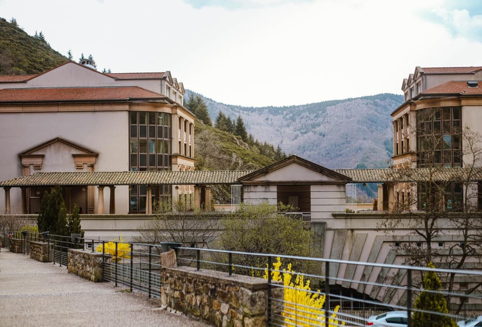 AU CHAT BLEU Hotel in Auvergne-Rhône-Alpes