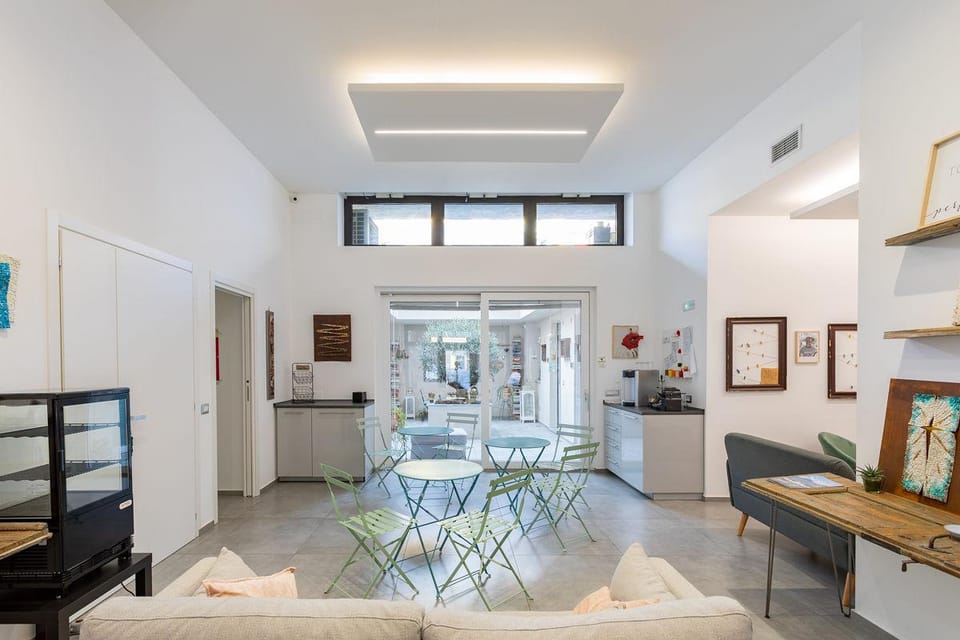 Little Square Hotel in Arona