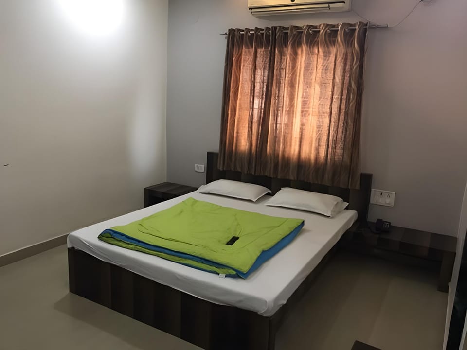 Mahalaxmi Deluxe Lodging Hotel in Maharashtra