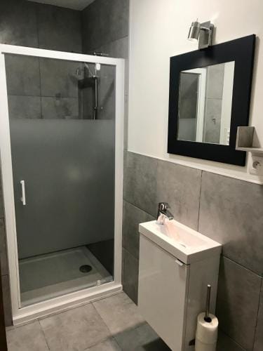 Studette de 17m2 avec parking prive gratuit Climatisation et petite cuisine Hotel in Menton