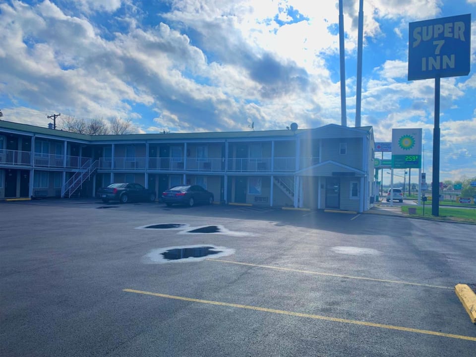 Super 7 Inn Motel in Missouri