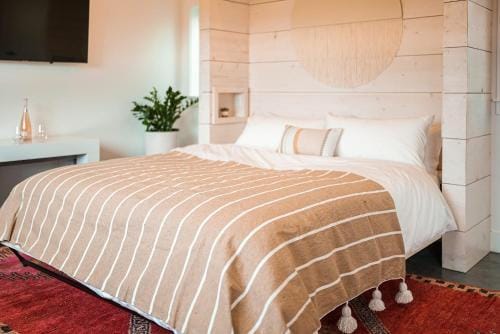 Funboard Room includes King Bed and Mini Kitchenette Inn in Stinson Beach