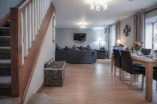 Rose Coach House - 3 Bedroom Cottage - Pendine Hotel in Wales