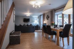 Rose Coach House - 3 Bedroom Cottage - Pendine Hotel in Wales