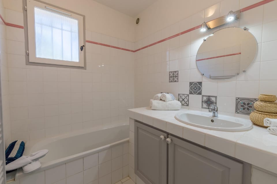 Le Verger, villa lumineuse et agréable avec son espace extérieur clos au cœur de notre vignoble Resort in Hyères