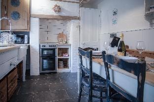 The Old Spa - 2 Bedroom Cottage - Pleasant Valley Hotel in Amroth