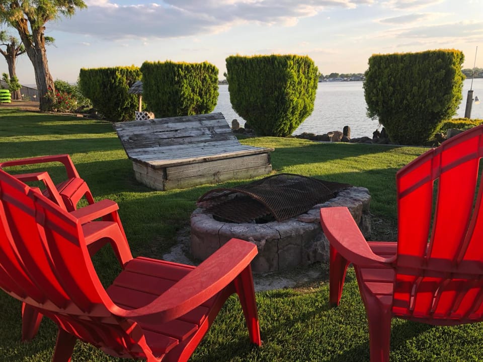 Lakeshore Inn Waterfront Hotel in Moses Lake