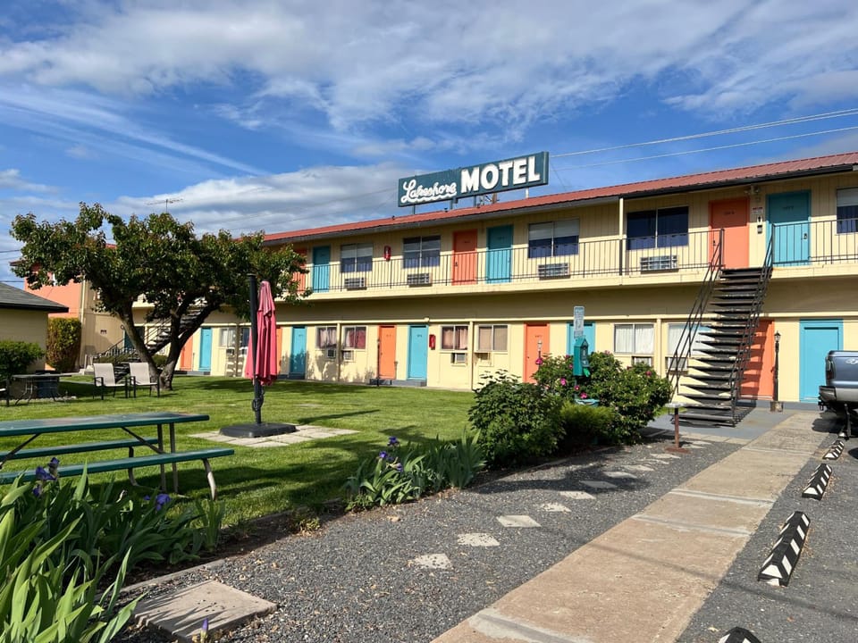 Lakeshore Inn Waterfront Hotel in Moses Lake