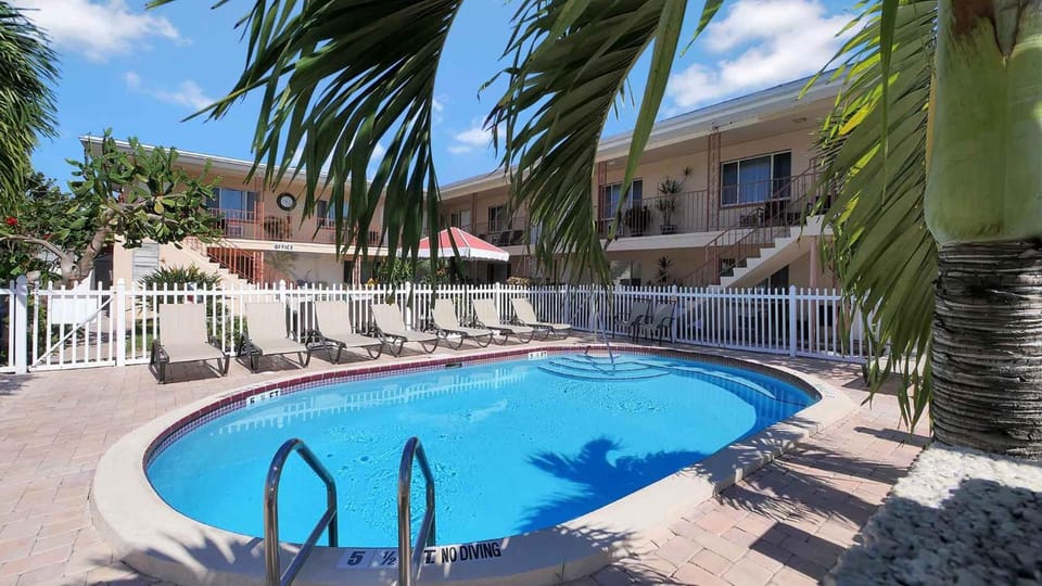 Carlton House Motel and Suites Motel in Saint Pete Beach