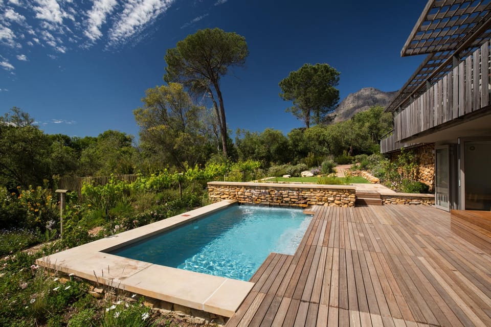 Swimming pool [outdoor]