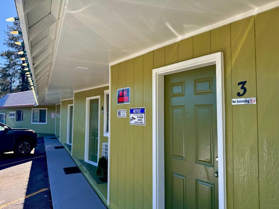 Chalet Motel - Affordable Stay in Central Bend Motel in Bend