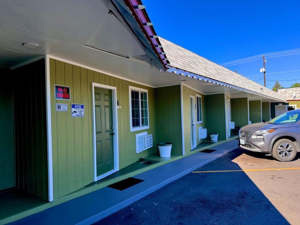 Chalet Motel - Affordable Stay in Central Bend Motel in Bend