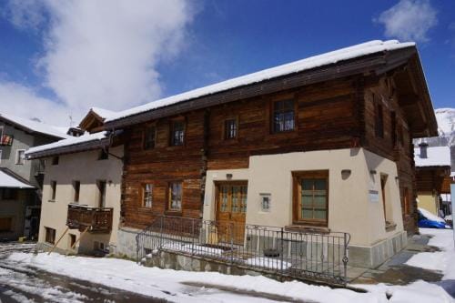 Chalet Tea Da Bondi Hotel in Canton of Grisons