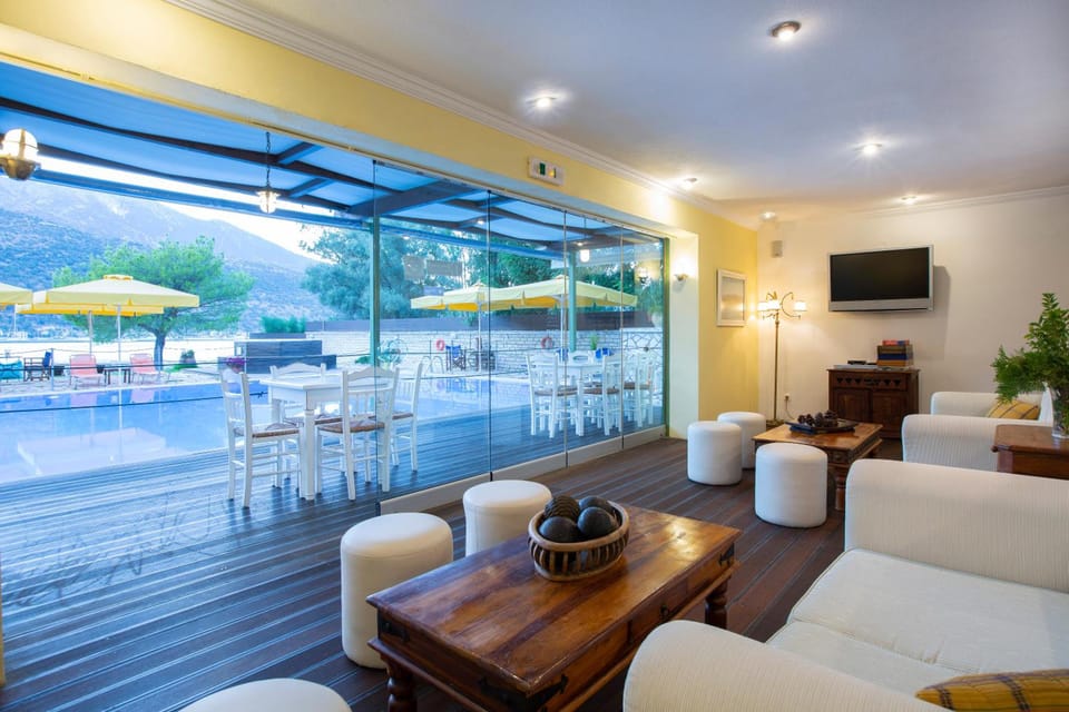 Shared lounge/TV area
