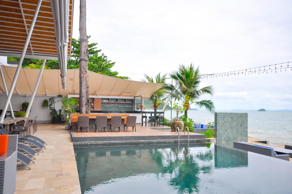 Swimming pool [outdoor]