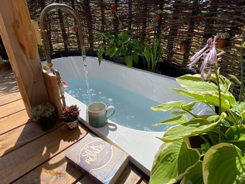 Dol Swynol Glamping Luxury cabin with outdoor bath Lodge in Wales