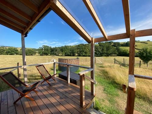 Dol Swynol Glamping Luxury cabin with outdoor bath Lodge in Wales