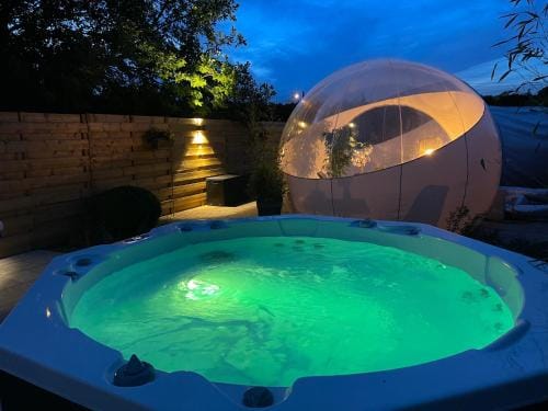 Bulle du puits avec jacuzzi et sauna privatif Hotel in Hauts-de-France