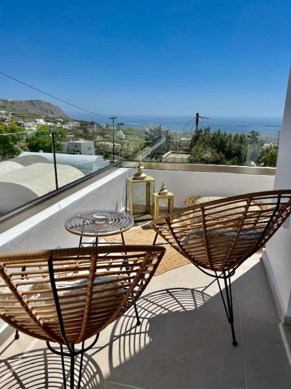 Thealos Santorini ( close to square) Apartment hotel in Santorini