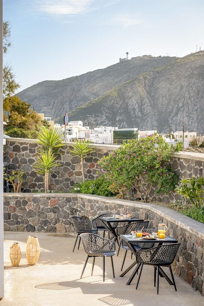 Thealos Santorini ( close to square) Apartment hotel in Santorini