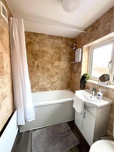 5 Bdrm House Less Than 10 Mins To Newcastle Hotel in Gateshead