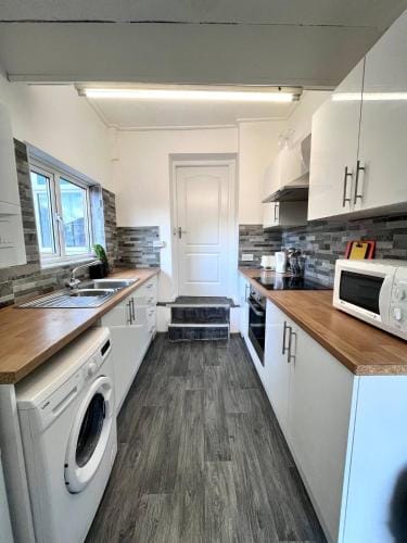 5 Bdrm House Less Than 10 Mins To Newcastle Hotel in Gateshead