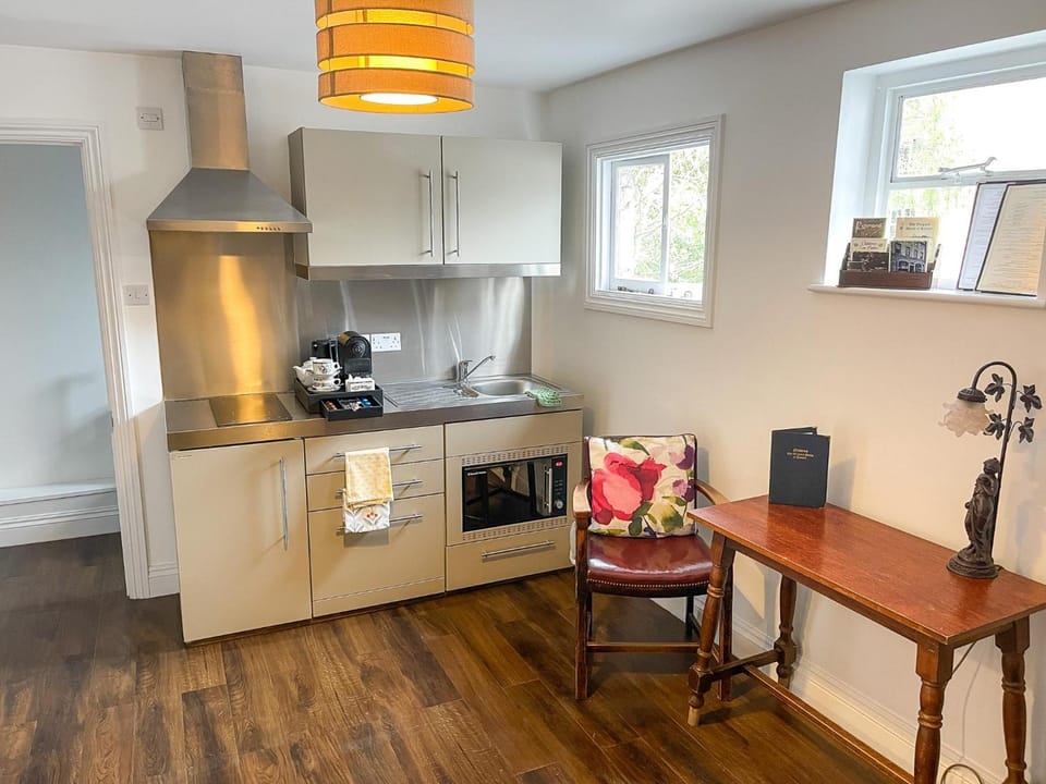 Maids Guest Rooms Hotel in Brentford