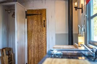 The Hideaway Hut - 1 Bed Shepherds Hut - Hereford Hotel in Malvern Hills District