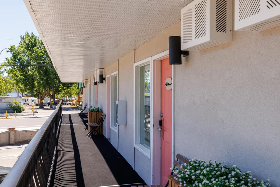 Lakeside Villa Inn & Suites Motel in Penticton