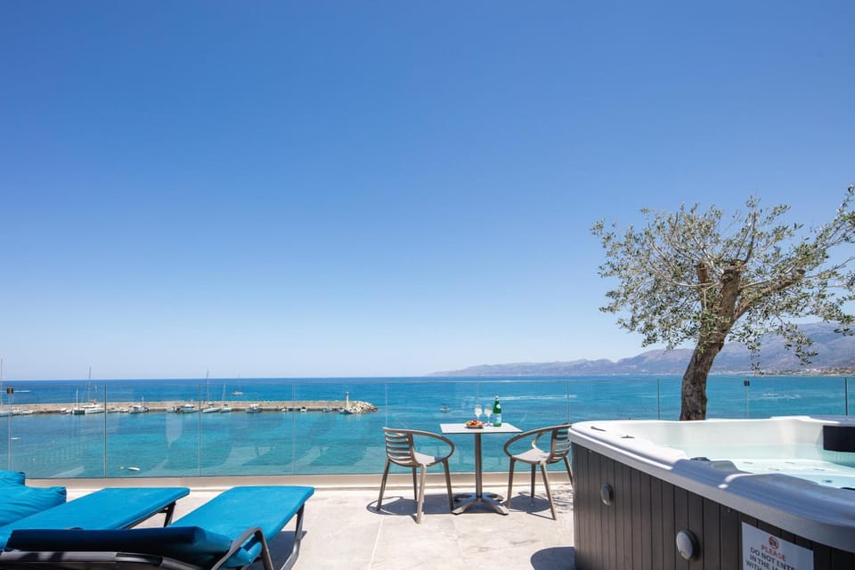 Skipper Beachfront Suites Hotel in Crete