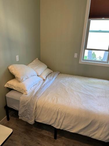 Bright and Cozy 1 Bedroom Suite Hotel in Vancouver Island
