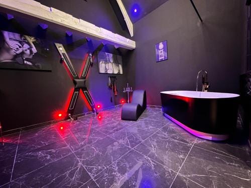 Loveroom de luxe - Theme 50 nuances de grey maison privative spa insolite Hotel in Hauts-de-France