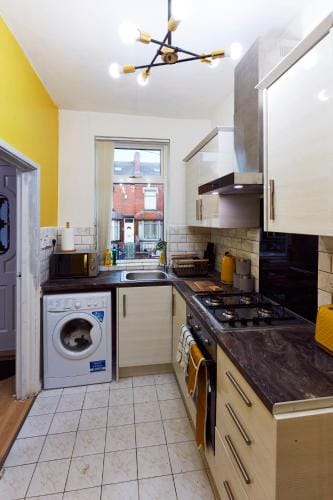 Home away from Home Entire 2 bedroom house Hotel in Leeds