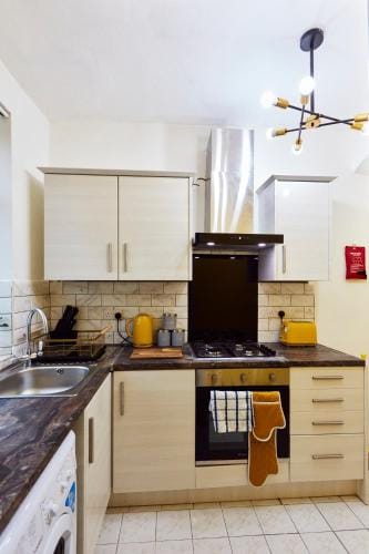 Home away from Home Entire 2 bedroom house Hotel in Leeds