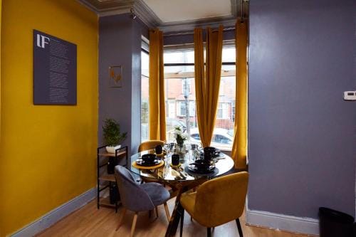 Home away from Home Entire 2 bedroom house Hotel in Leeds