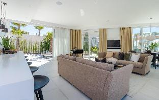 Unique & Luxurious Villa with Heated Pool! Hotel in Sitio de Calahonda