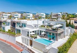 Unique & Luxurious Villa with Heated Pool! Hotel in Sitio de Calahonda