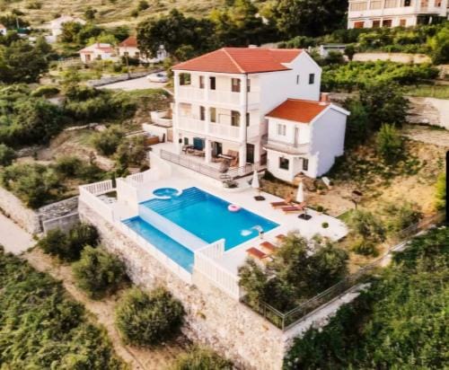 Sea view Luxury Apart Hotel Villa Conte with swiming pool and romantic SPA Hotel in Podstrana