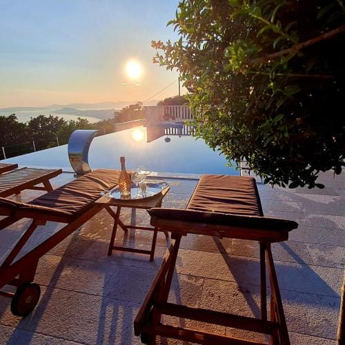 Sea view Luxury Apart Hotel Villa Conte with swiming pool and romantic SPA Hotel in Podstrana