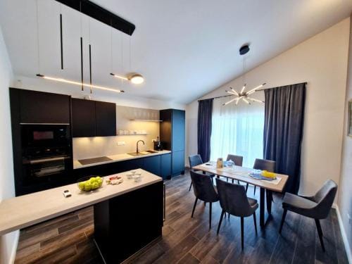 Sea view Luxury Apart Hotel Villa Conte with swiming pool and romantic SPA Hotel in Podstrana