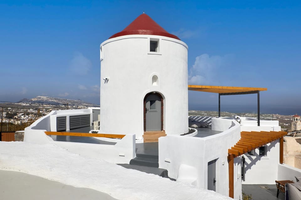 Aecon Suites Hotel in Santorini