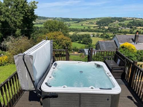 Broombush B & B & Yr Nyth Shepherds Hut Hotel in Wales