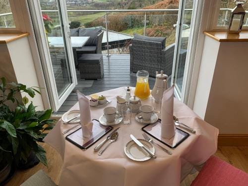 Broombush B & B & Yr Nyth Shepherds Hut Hotel in Wales