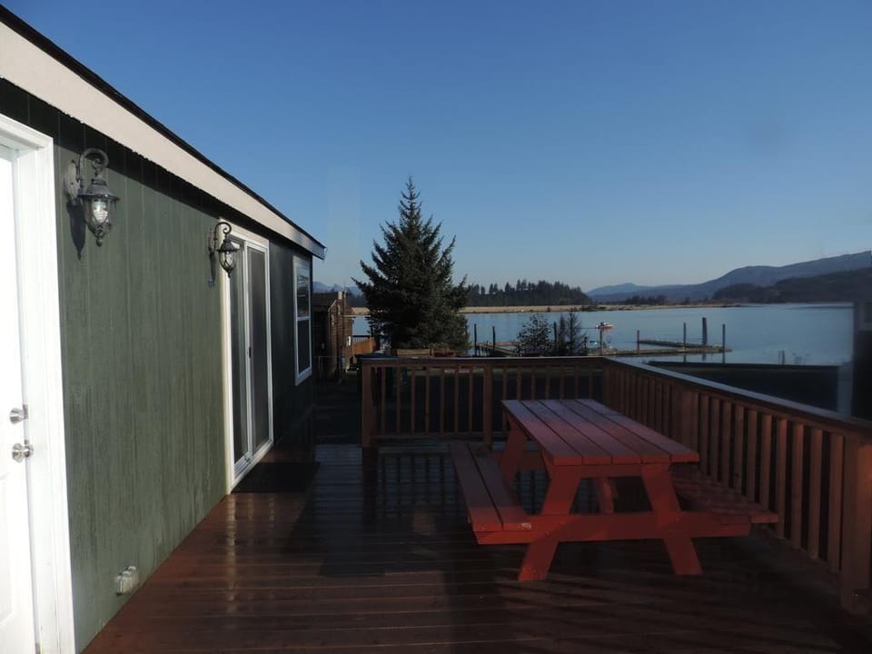 Paradise Cove RV Resort & Marina Hotel in Wheeler