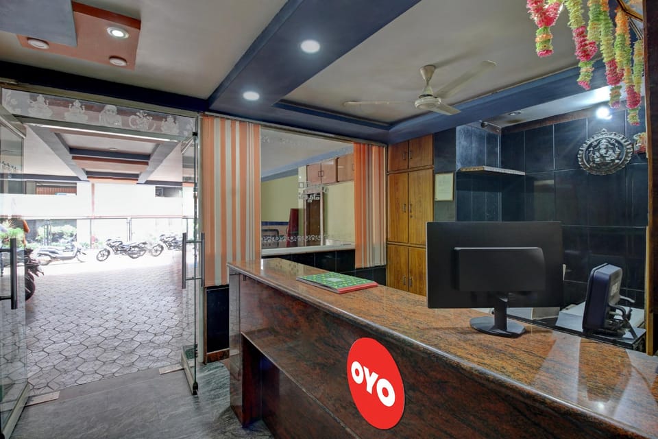 OYO Flagship 808637 Hotel Yuvaraj Palace Vijayawada Hotel in Vijayawada